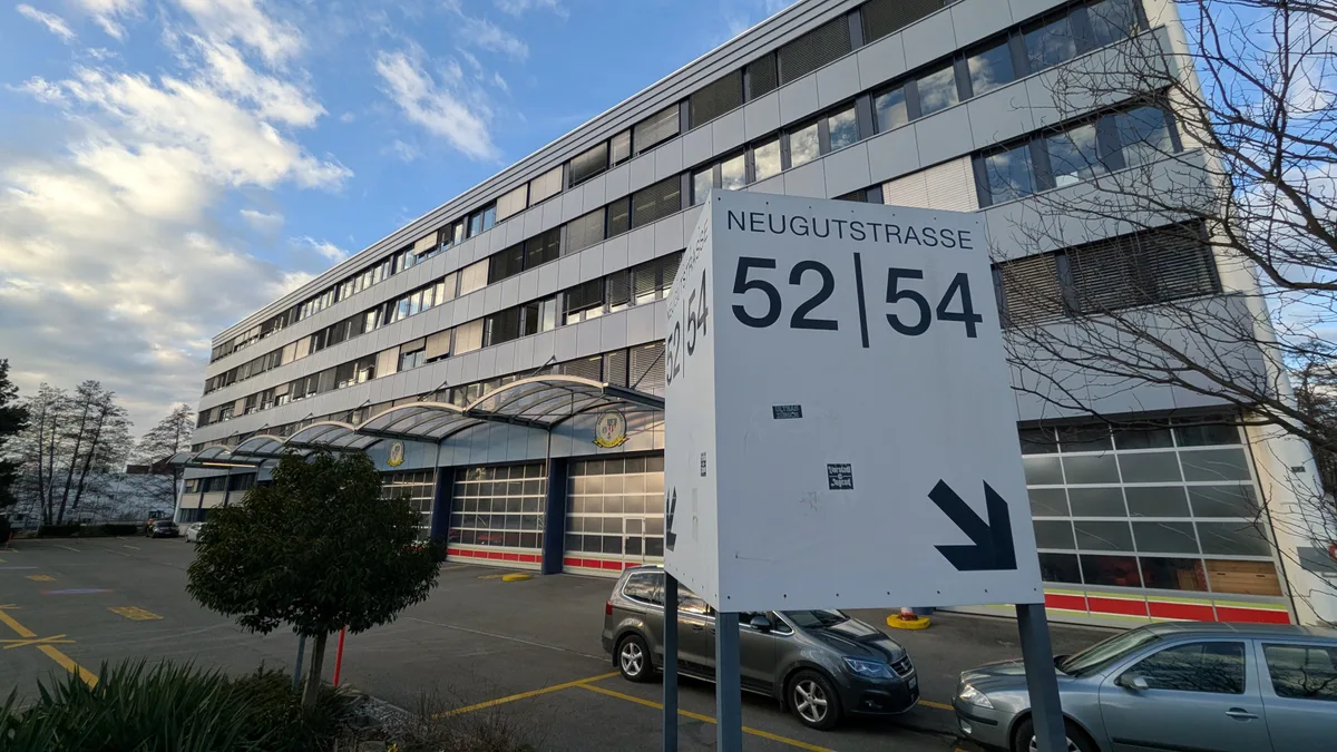 Bild eines Feuerwehrgebäudes.